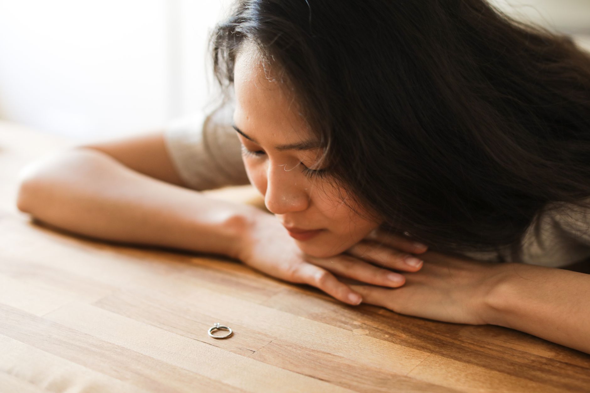 반지 잃어 버리는 꿈 해몽에 대한 불안감을 표현하는 이미지